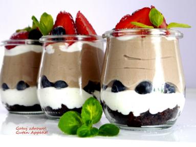 Zdjęcie - Deser jogurtowy z nutellą i truskawkami - Przepisy kulinarne ze zdjęciami