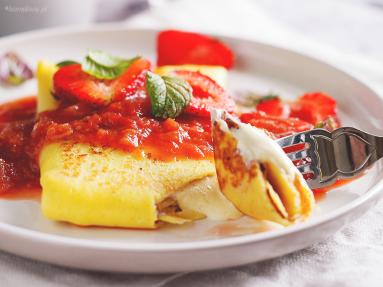 Zdjęcie - Naleśniki z serem i sosem rabarbarowo-truskawkowym / Cheese blintzes with strawberry rhubarb sauce - Przepisy kulinarne ze zdjęciami