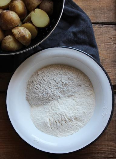Zdjęcie - Chrupkie pieczywo z młodymi ziemniakami - Przepisy kulinarne ze zdjęciami