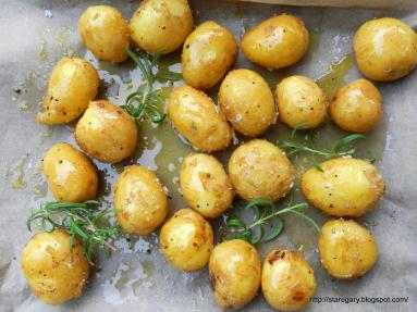 Zdjęcie - Pieczone, octowe młode ziemniaki - Przepisy kulinarne ze zdjęciami
