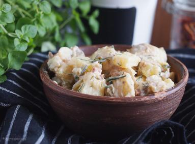 Zdjęcie - Sałatka ziemniaczana z boczkiem i ogórkami kiszonymi / Potato salad with bacon and dill pickles - Przepisy kulinarne ze zdjęciami