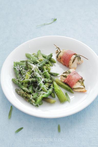 Zdjęcie - Saltimbocca z kurczaka ze smażonymi szparagami - Przepisy kulinarne ze zdjęciami