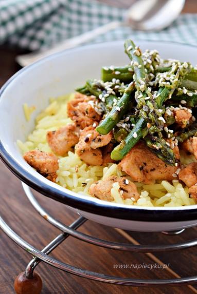 Zdjęcie - Kurczak z ryżem i szparagami - Przepisy kulinarne ze zdjęciami