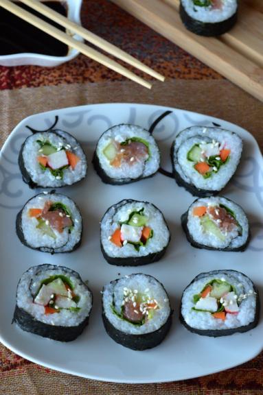 Zdjęcie - Sushi ze  szpinakiem - Przepisy kulinarne ze zdjęciami