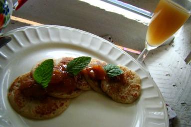 Zdjęcie - Śniadaniowe placuszki na soku bananowym z sosem z świeżych fig - Przepisy kulinarne ze zdjęciami