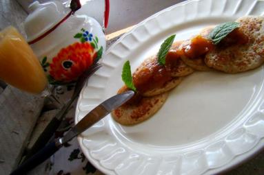 Zdjęcie - Śniadaniowe placuszki na soku bananowym z sosem z świeżych fig - Przepisy kulinarne ze zdjęciami