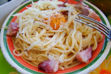 Zdjęcie - Spaghetti Carbonara z żółtkiem - Przepisy kulinarne ze zdjęciami