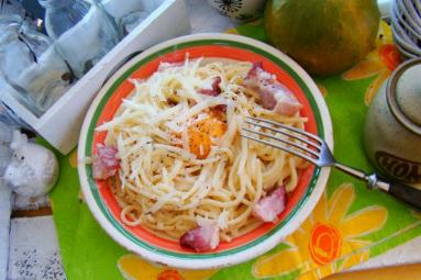 Zdjęcie - Spaghetti Carbonara z żółtkiem - Przepisy kulinarne ze zdjęciami