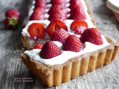 Zdjęcie - Tarta migdałowa z truskawkami i kremem amaretto - Przepisy kulinarne ze zdjęciami