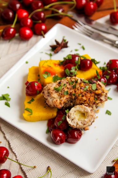 Zdjęcie - Roladki z kurczaka w sosie czereśniowym, podawane z grillowaną polentą - Przepisy kulinarne ze zdjęciami