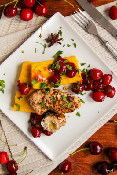Zdjęcie - Roladki z kurczaka w sosie czereśniowym, podawane z grillowaną polentą - Przepisy kulinarne ze zdjęciami