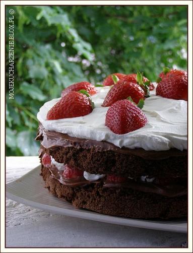 Zdjęcie - Tort czekoladowy z nutellą i truskawkami - Przepisy kulinarne ze zdjęciami