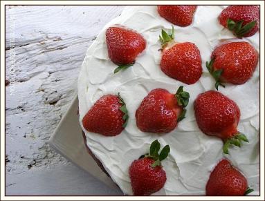 Zdjęcie - Tort czekoladowy z nutellą i truskawkami - Przepisy kulinarne ze zdjęciami