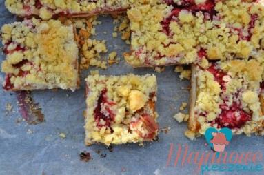 Zdjęcie - Kruche ciasto z rabarbarem i truskawkami - Przepisy kulinarne ze zdjęciami