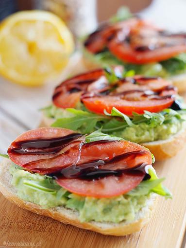 Zdjęcie - Tosty z pastą z awokado, rukolą i pomidorami / Avocado, arugula and tomato toasts - Przepisy kulinarne ze zdjęciami