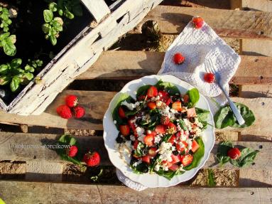 Zdjęcie - Sałatka ze szpinakiem, truskawkami i arbuzem - Przepisy kulinarne ze zdjęciami