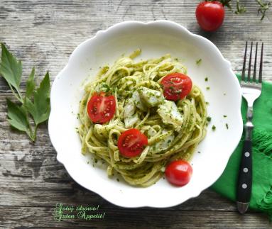 Zdjęcie - Spaghetti z dorszem i lubczykiem - Przepisy kulinarne ze zdjęciami