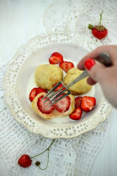 Zdjęcie - Knedle z truskawkami - Przepisy kulinarne ze zdjęciami