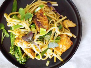 Zdjęcie - Makaron z łososiem i brokułami / Salmon noodles with broccolini - Przepisy kulinarne ze zdjęciami