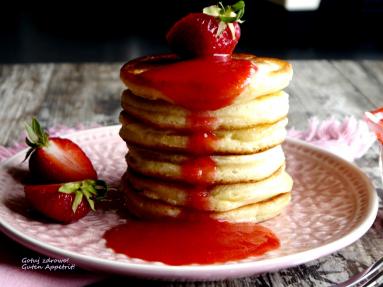 Zdjęcie - Maślankowe pancakes z sosem truskawkowym - Przepisy kulinarne ze zdjęciami