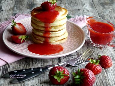 Zdjęcie - Maślankowe pancakes z sosem truskawkowym - Przepisy kulinarne ze zdjęciami