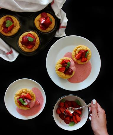 Zdjęcie - Śniadanie do łóżka #213: Pieczone mini omlety z salsą truskawkową - Przepisy kulinarne ze zdjęciami