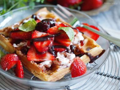 Zdjęcie - Gofry z palonym masłem i truskawkami / Brown butter waffles with strawberries - Przepisy kulinarne ze zdjęciami