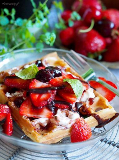 Zdjęcie - Gofry z palonym masłem i truskawkami / Brown butter waffles with strawberries - Przepisy kulinarne ze zdjęciami