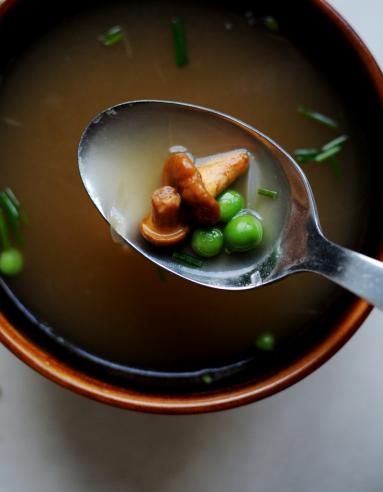 Zdjęcie - Sezon na kurki: Zupa kurkowa z groszkiem - Przepisy kulinarne ze zdjęciami