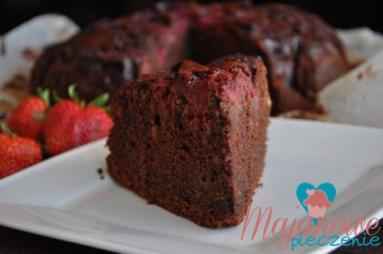 Zdjęcie - Ciasto czekoladowe z truskawkami - Przepisy kulinarne ze zdjęciami