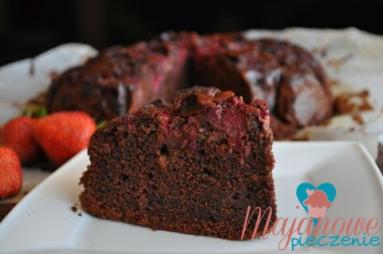 Zdjęcie - Ciasto czekoladowe z truskawkami - Przepisy kulinarne ze zdjęciami