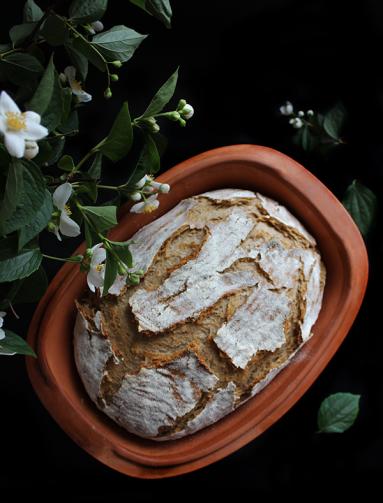 Zdjęcie - Czosnkowy chleb z garnka - Przepisy kulinarne ze zdjęciami