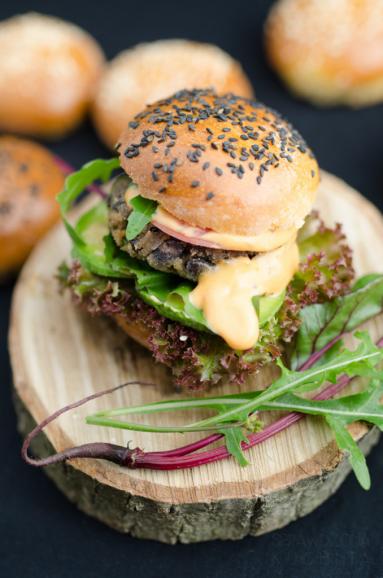Zdjęcie: Burgery z czarnej fasoli Zdjęcie - Burgery z czarnej fasoli - Przepisy kulinarne ze zdjęciami