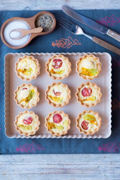 Zdjęcie - Mini- tarty parmezanowe z kwiatami cukinii - Przepisy kulinarne ze zdjęciami