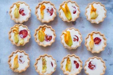 Zdjęcie - Mini- tarty parmezanowe z kwiatami cukinii - Przepisy kulinarne ze zdjęciami