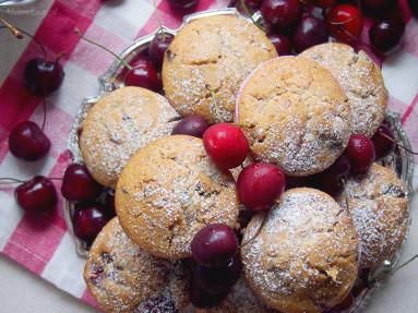 Zdjęcie - Muffiny z czekoladą i czereśniami / Cherry and chocolate muffins - Przepisy kulinarne ze zdjęciami