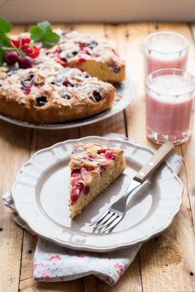 Zdjęcie - Letnie ciasto z owocami sezonowymi - Przepisy kulinarne ze zdjęciami