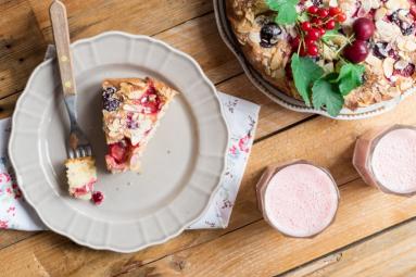 Zdjęcie - Letnie ciasto z owocami sezonowymi - Przepisy kulinarne ze zdjęciami