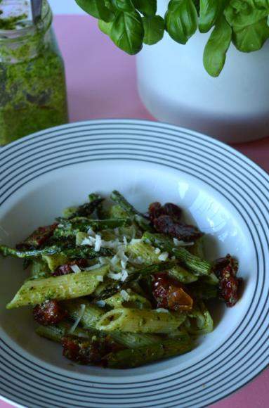 Zdjęcie - Makaron z pesto, szparagami i suszonymi  pomidorami - Przepisy kulinarne ze zdjęciami