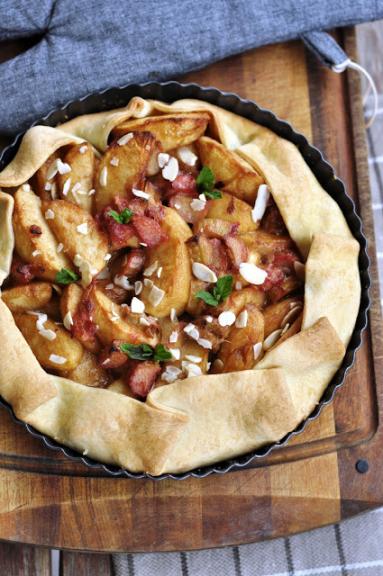 Zdjęcie - Tarta z pieczonymi jabłkami, rabarbarem, miętą i sosem karmelowo- cynamonowym - Przepisy kulinarne ze zdjęciami