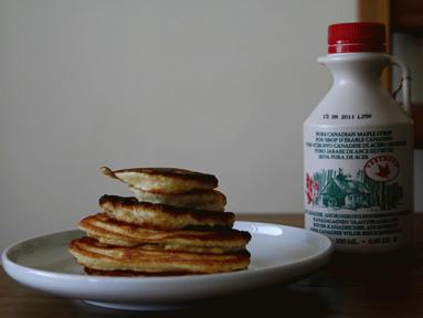 Zdjęcie - Pancakes z syropem  klonowym  - Przepisy kulinarne ze zdjęciami