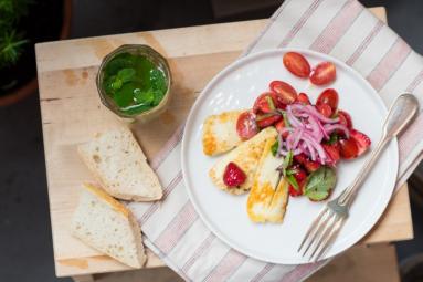 Zdjęcie - Sałatka z grillowanym serem halloumi, pomidorami i truskawkami - Przepisy kulinarne ze zdjęciami
