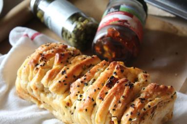Zdjęcie - Rwany chlebek z anchois, kaparami i suszonymi pomidorami - Przepisy kulinarne ze zdjęciami