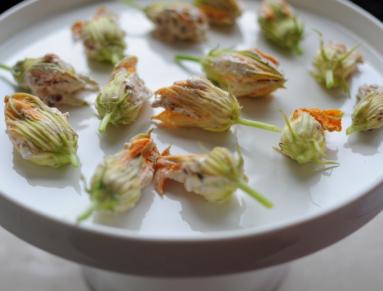 Zdjęcie - Makaron z kurkami i smażonymi kwiatami cukinii - Przepisy kulinarne ze zdjęciami
