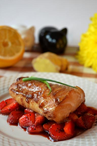 Zdjęcie - Pieczony dorsz z truskawkową  salsą - Przepisy kulinarne ze zdjęciami