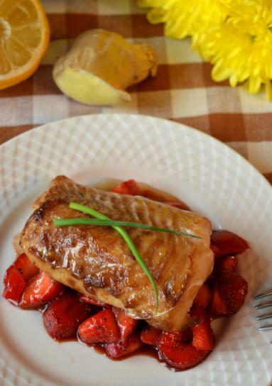 Zdjęcie - Pieczony dorsz z truskawkową  salsą - Przepisy kulinarne ze zdjęciami