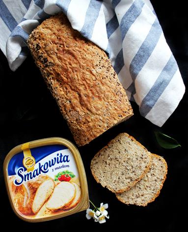 Zdjęcie - Chleb z twarogiem i ziarnami - Przepisy kulinarne ze zdjęciami