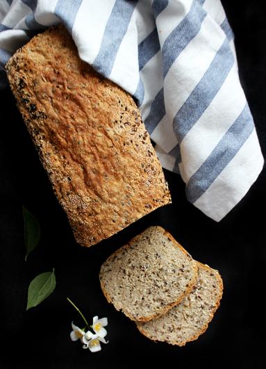 Zdjęcie - Chleb z twarogiem i ziarnami - Przepisy kulinarne ze zdjęciami