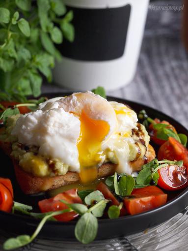 Zdjęcie - Tosty z awokado i jajkiem w koszulce / Avocado toast witch poached egg - Przepisy kulinarne ze zdjęciami