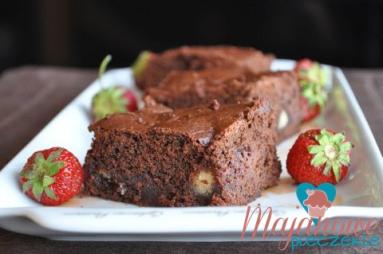 Zdjęcie - Brownies z truskawkami i marcepanem - Przepisy kulinarne ze zdjęciami